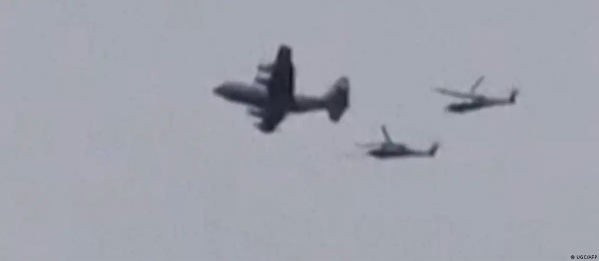 Imagen de un dron MQ-9 en vuelo, con la silueta de un F-35 al fondo