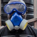 Imagen de un profesional de la salud en el Congo con equipo de protección contra el ébola