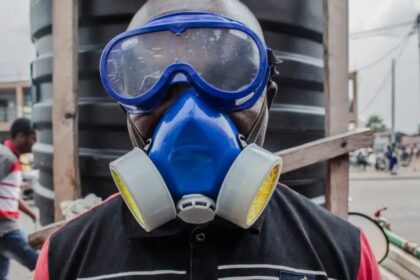 Imagen de un profesional de la salud en el Congo con equipo de protección contra el ébola