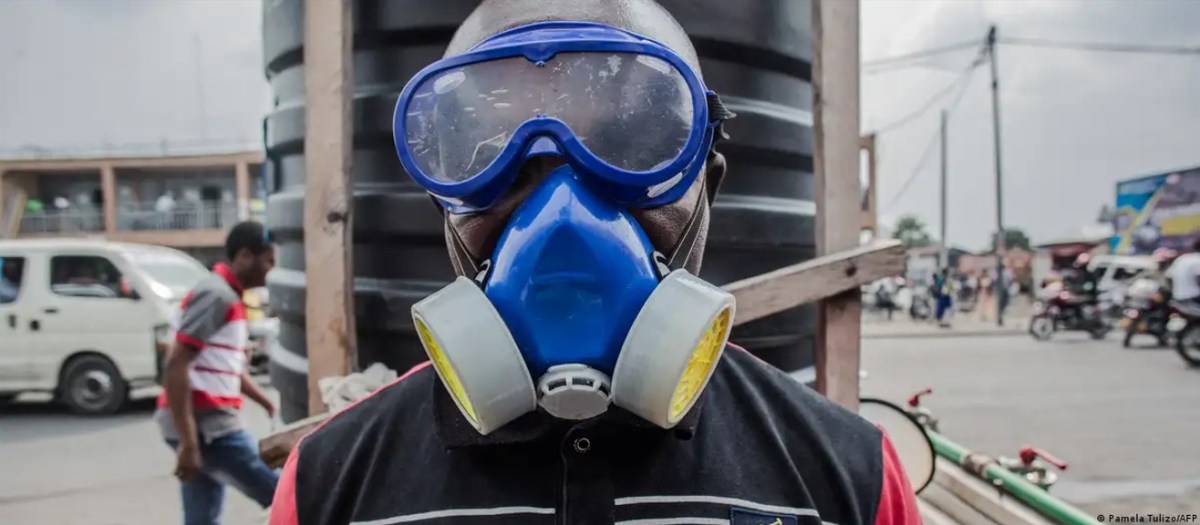 Imagen de un profesional de la salud en el Congo con equipo de protección contra el ébola