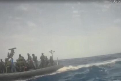 Imagen de activistas en barco humanitario detenidos por autoridades israelies