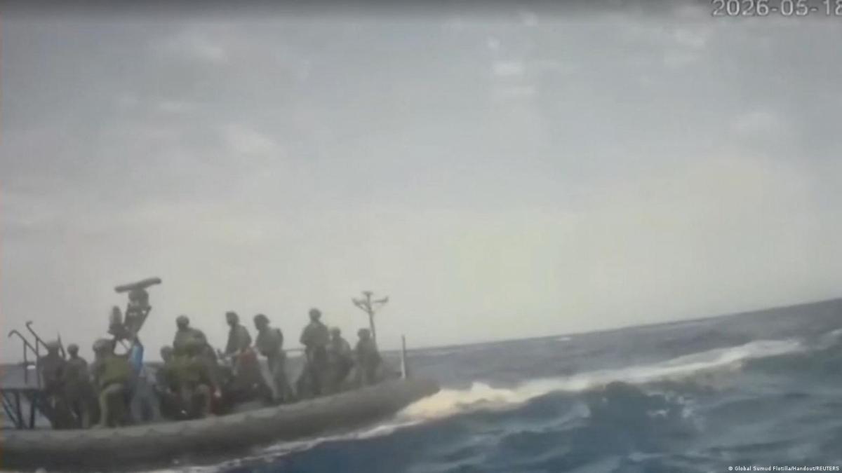 Imagen de activistas en barco humanitario detenidos por autoridades israelies