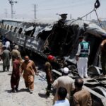 Un vagón de tren destrozado después del ataque con bomba en Quetta, Pakistán