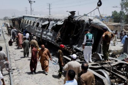 Un vagón de tren destrozado después del ataque con bomba en Quetta, Pakistán