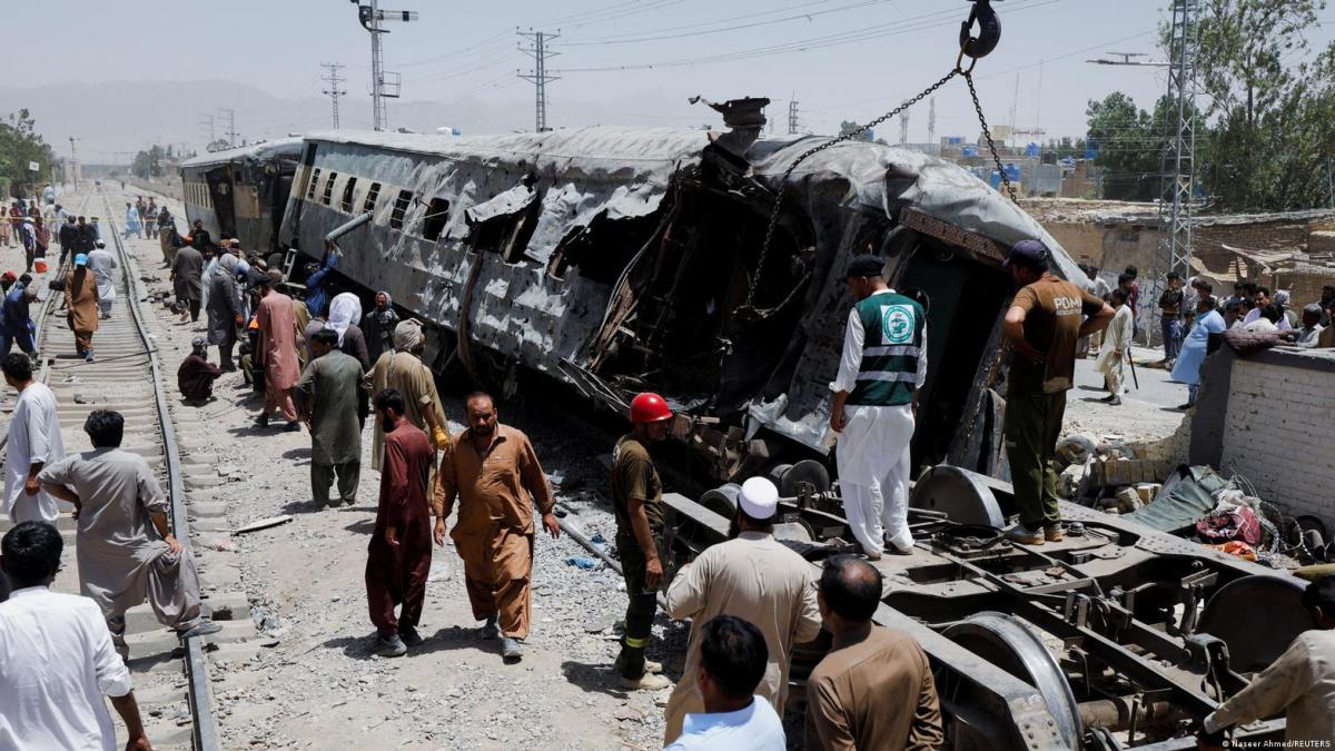 Un vagón de tren destrozado después del ataque con bomba en Quetta, Pakistán