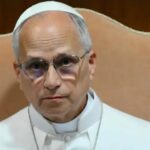 El papa León XIV en una imagen de archivo con un fondo de circuitos de inteligencia artificial