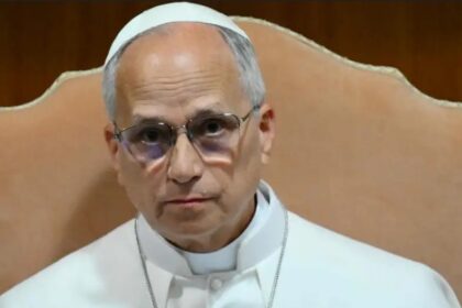 El papa León XIV en una imagen de archivo con un fondo de circuitos de inteligencia artificial