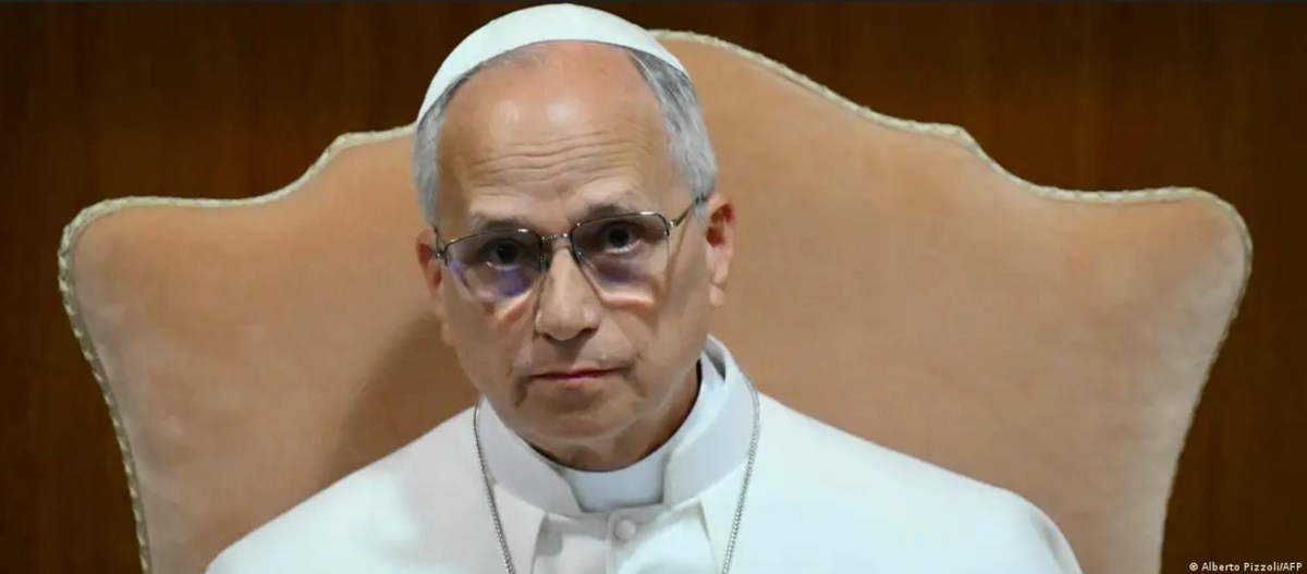 El papa León XIV en una imagen de archivo con un fondo de circuitos de inteligencia artificial