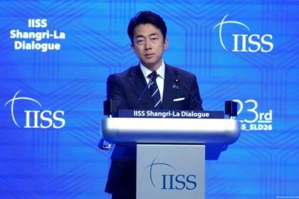 El ministro de Defensa de Japón, Shinjiro Koizumi, habla en el foro de defensa Shangri-La en Singapur