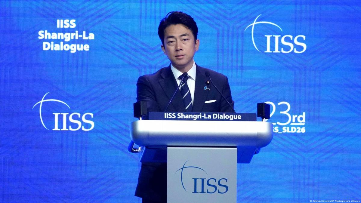 El ministro de Defensa de Japón, Shinjiro Koizumi, habla en el foro de defensa Shangri-La en Singapur