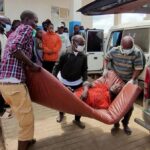 Imagen de un trabajador de salud en un centro de atención médica en África, con equipo de protección contra el ébola