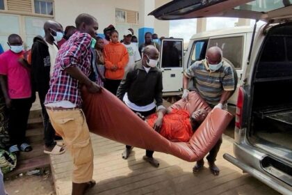 Imagen de un trabajador de salud en un centro de atención médica en África, con equipo de protección contra el ébola