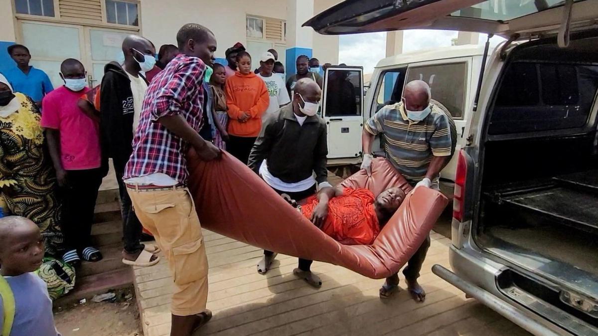 Imagen de un trabajador de salud en un centro de atención médica en África, con equipo de protección contra el ébola