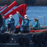 Pasajeros del crucero MV Hondius siendo evacuados con mascarillas médicas blancas
