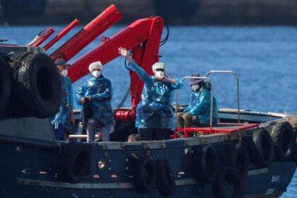 Pasajeros del crucero MV Hondius siendo evacuados con mascarillas médicas blancas