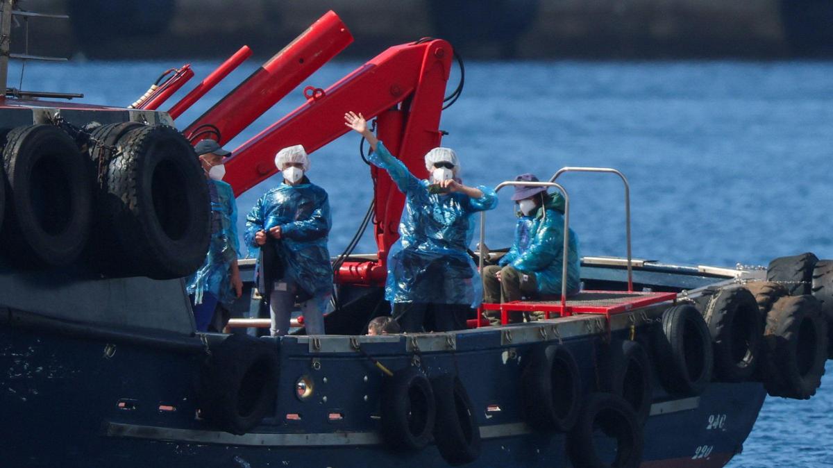 Pasajeros del crucero MV Hondius siendo evacuados con mascarillas médicas blancas