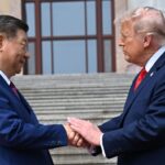 Donald Trump sonriendo en una reunión con Xi Jinping en Pekín