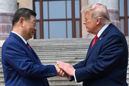 Donald Trump sonriendo en una reunión con Xi Jinping en Pekín