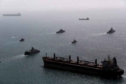 Imagen de una reunión de funcionarios de Estados Unidos y China con banderas de ambos países de fondo