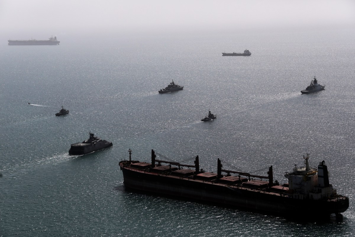 Imagen de una reunión de funcionarios de Estados Unidos y China con banderas de ambos países de fondo