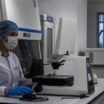 Un profesional de la salud en un área afectada por cólera