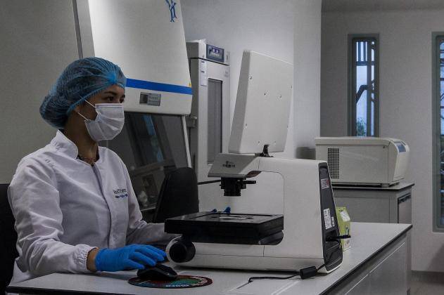 Un profesional de la salud en un área afectada por cólera