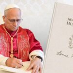 El papa León XIV sonriendo mientras sostiene un documento, rodeado de expertos en tecnología y ética.