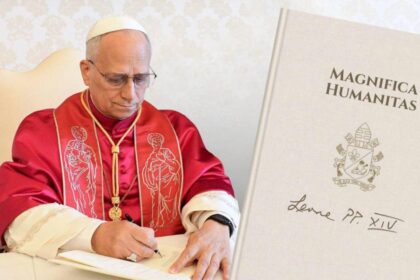 El papa León XIV sonriendo mientras sostiene un documento, rodeado de expertos en tecnología y ética.