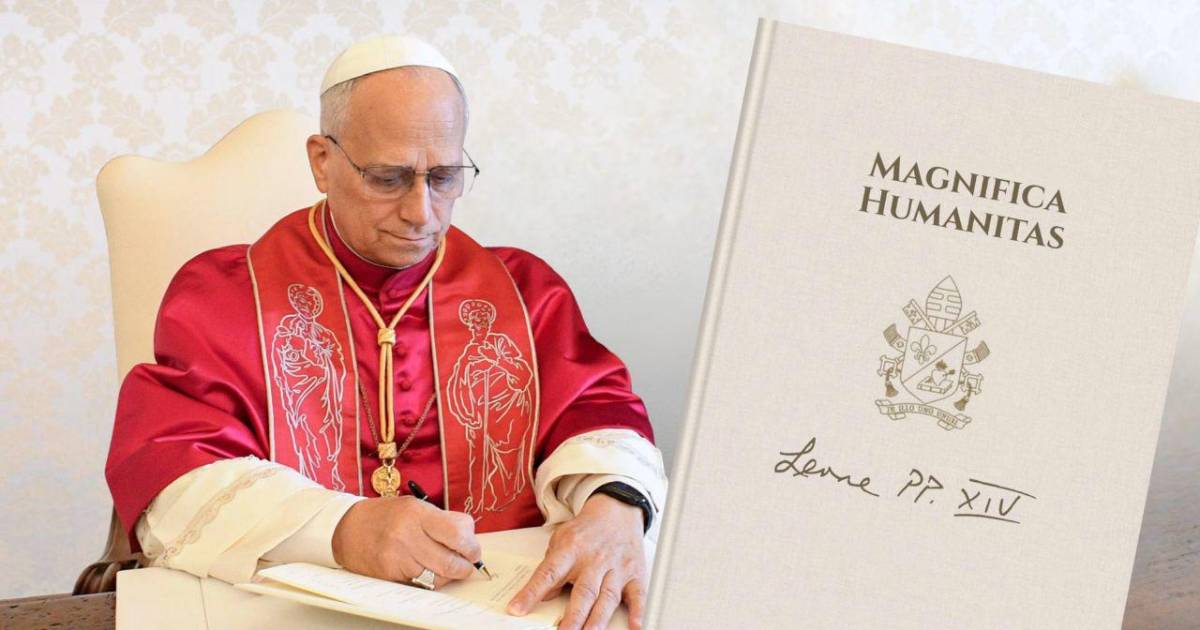 El papa León XIV sonriendo mientras sostiene un documento, rodeado de expertos en tecnología y ética.