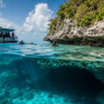 Imagen de una cueva submarina en Maldivas con aguas cristalinas y un buzo en la distancia