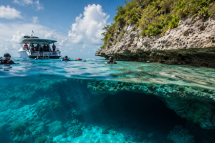 Imagen de una cueva submarina en Maldivas con aguas cristalinas y un buzo en la distancia