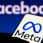 Imagen de una persona usando Facebook, Instagram y WhatsApp en su teléfono