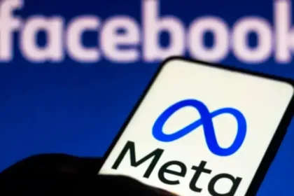 Imagen de una persona usando Facebook, Instagram y WhatsApp en su teléfono
