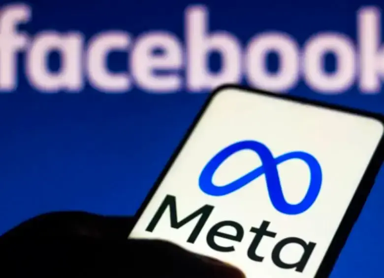 Imagen de una persona usando Facebook, Instagram y WhatsApp en su teléfono