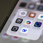 Influencer frente a bandera estadounidense promocionando IA 'made in USA'
