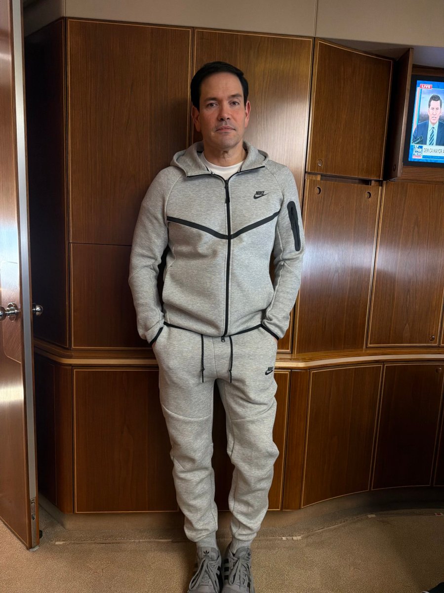 Marco Rubio se burla de Nicolás Maduro luciendo en el Air Force One el mismo “outfit” de su captura