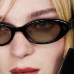 Un usuario prueba gafas inteligentes con funciones de voz y traducción en tiempo real