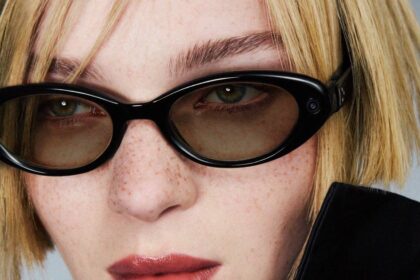 Un usuario prueba gafas inteligentes con funciones de voz y traducción en tiempo real