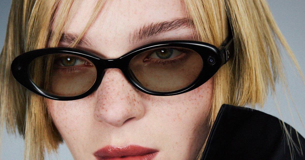 Un usuario prueba gafas inteligentes con funciones de voz y traducción en tiempo real