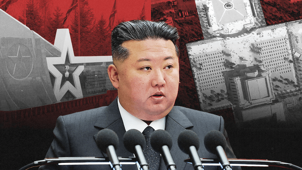 Imagen de un monumento conmemorativo en Pyongyang con nombres de soldados norcoreanos caídos en Ucrania