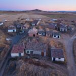 Imagen de un pueblo español en la montaña con viviendas rurales y conexión a internet