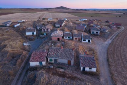 Imagen de un pueblo español en la montaña con viviendas rurales y conexión a internet