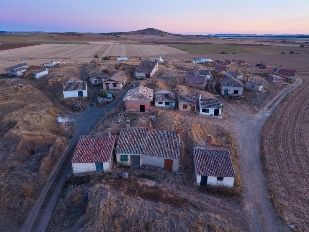 Imagen de un pueblo español en la montaña con viviendas rurales y conexión a internet