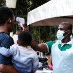 Imagen de un equipo de sanitarios trabajando en un centro de aislamiento de ébola