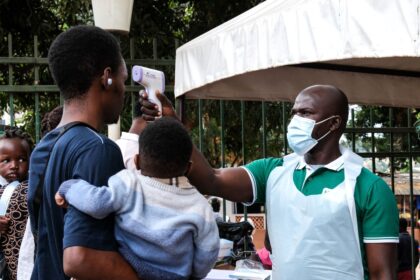 Imagen de un equipo de sanitarios trabajando en un centro de aislamiento de ébola