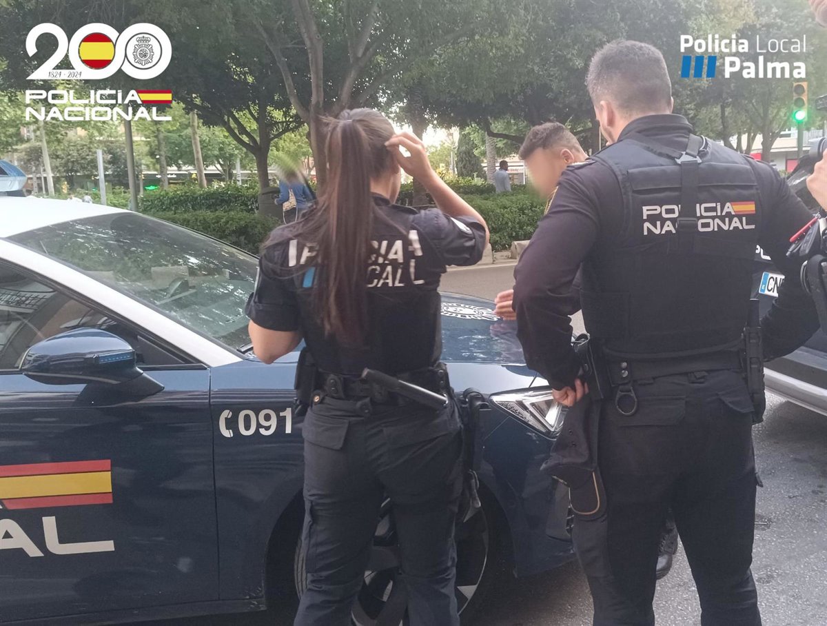 Tres detenidos por una pe con botellas de cristal en el Portitxol