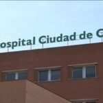 Imagen de un accidente de tráfico con un coche y una moto involucrados