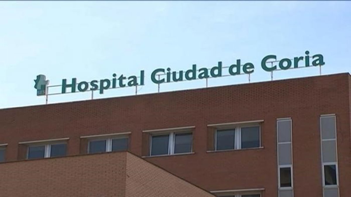 Imagen de un accidente de tráfico con un coche y una moto involucrados