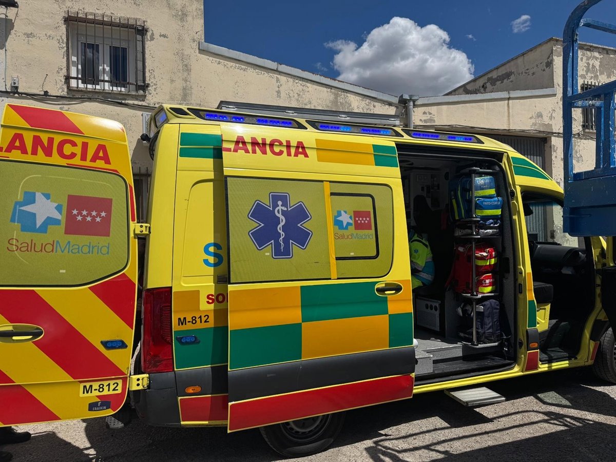 Un hombre es atendido por el Samur tras ser atropellado en Moratalaz