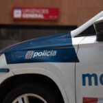 Imagen de un agente de policía en el Fòrum de Barcelona durante la Feria de Abril